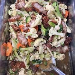 ผัดผักรวมหมูกรอบ