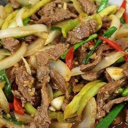 เนื้อผัดพริกหยวก เป็นกับ