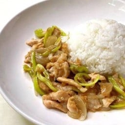 ไก่ผัดพริกหยวกราดข้าว