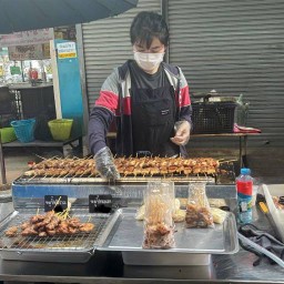 หมูปิ้งร้านในซอย(ตลาดเจ้าพรหม)