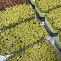 Crunchy pistachio cake