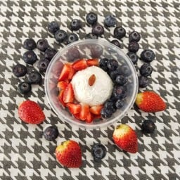 กรีกโยเกิร์ตออริจินอล 1 Scoop[M]+สตอเบอรี่+บลูเบอร์รี่+ท็อปปิ้ง 1 อย่าง+น้ำผึ้ง