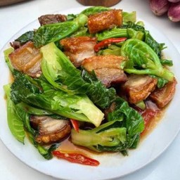 ผัดผักแขนงน้ำมันหอยไฟแดง ราดข้าว