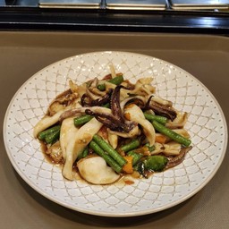 ปลาหมึกหอมผัดพริกเหลือง