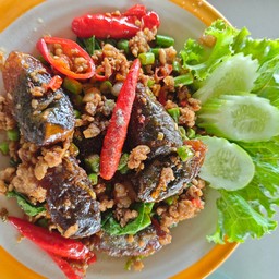กระเพราไข่เยี่ยวม้า