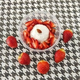 กรีกโยเกิร์ตออริจินอล 1 Scoop[M]+สตอเบอรี่+ท็อปปิ้ง 1 อย่าง+น้ำผึ้ง
