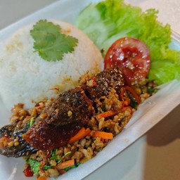 ข้าวกระเพราไข่เยี่ยวม้า