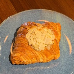 Almond Croissant (ครัวซองอัลมอนด์)