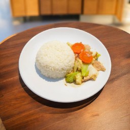 ผัดผักรวมราดข้าว