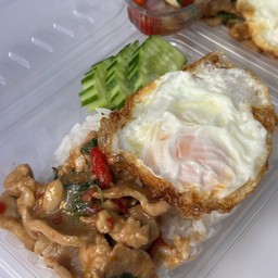 กะเพราหมูชิ้น ฟรีไข่ดาว