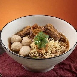 ก๋วยเตี๋ยวลูกชิ้นหมูตุ๋น