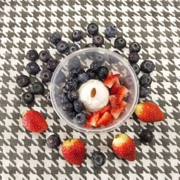 กรีกโยเกิร์ตออริจินอล 1 Scoop[S]+สตอเบอรี่+บลูเบอร์รี่+น้ำผึ้ง