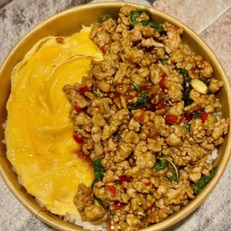 ข้าวไข่ข้นกะเพราหมูสับ