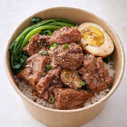 ข้าวซี่โครงหมูตู๋นพร้อมไข่