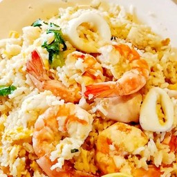 ข้าวผัด ทะเลรวม หมูสับ+หมึก+กุ้ง+ใส่ไข่1ฟอง