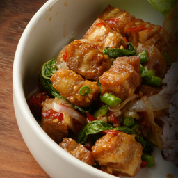 ผัดกะเพราหมูกรอบ (กับข้าว)