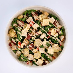 สลัดซีชาร์เคลบรอกโคลีกรอบและเบคอน