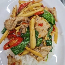 ข้าวราดผัดหน่อไม้