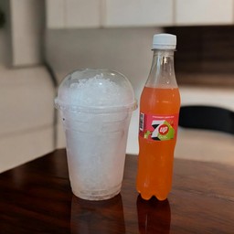 7 อัพ สตรอเบอรรี่เลมอนโซดา+น้ำแข็งแก้วโอ่ง