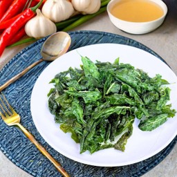 ใบกะเพรากรอบ