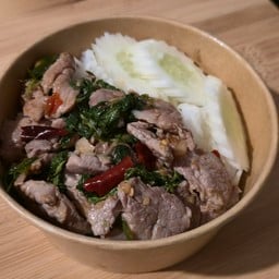 ครัวเอาแต่ใจ กระเพรา หมูกระเทียม รสเด็ด