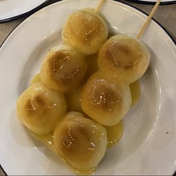 ขนมปังปิ้งลูกชิ้น เนยนม