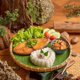 ข้าวหน้าปลาอินทรีน้ำพริกไข่ปู