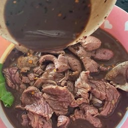 ก๋วยเตี๋ยวเรือเนื้อน้ำตก