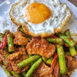 ผัดพริกแกงหมูไข่ดาว