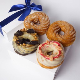 Signature Cruller Doughnut Mixed Box 4 Pcs