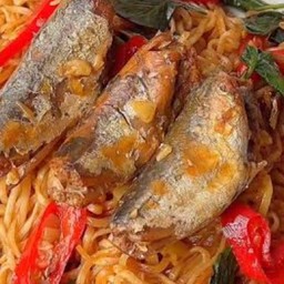 ผัดมาม่าปลากระป๋องใส่โหระพา