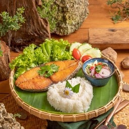 ข้าวหน้าปลาอินทรีย์น้ำจิ้มมะม่วง