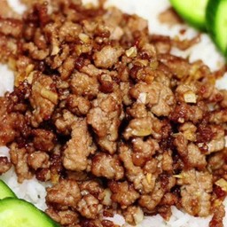 ข้าวหน้าหมูสับทอดกระเทียมผัดซอสญี่ปุ่น