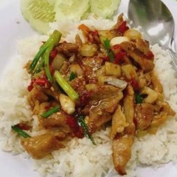 ไก่ผัดพริกเผาราดข้าว