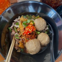 ก๋วยเตี๋ยวน้ำตก ลูกชิ้นหมูจัมโบ้ จุกๆพิเศษ