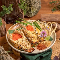 ผัดไทยกุ้งแม่น้ำพ่นไฟ