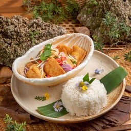 ข้าวยำเนื้อปลากระพงทอดกรอบ