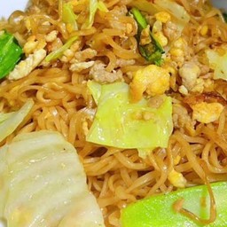 ผัดมาม่าหมูสับใส่ไข่(กะหล่ำปลี, คะน้า