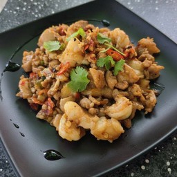 ข้าวพบญาติผัดพริกแห้ง (หมูสับ ไก่ กุ้ง ไม่มีผักนะคะ)