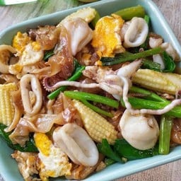 ผัดซีอิ้วปลาหมึก