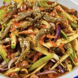 ยำมะม่วงปลากรอบ