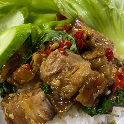 ข้าว กระเพราหมูกรอบ