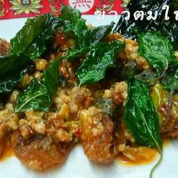 ไข่เยี่ยวม้ากะเพรากรอบบ