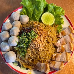 บะหมี่แห้งคลุกหมูกรอบลูกชิ้น