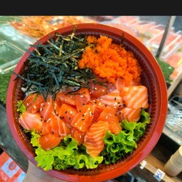 ข้าวหน้าแซลมอนสดหั่นเต๋า