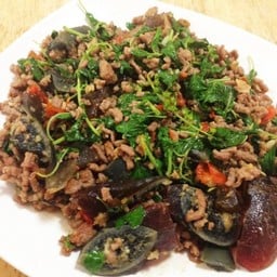 กระเพราหมูสับไข่เยี่ยวม้า