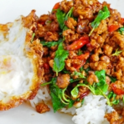 /KD18 ผัดกะเพราหมูสับ 50 กรัม ราดข้าว ไข่ดาว 1 ฟอง  ฟรีน้ำซุป