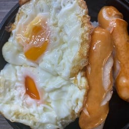 ข้าวหน้าใส้กรอกไข่ดาว