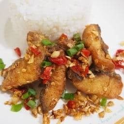 ข้าวปลานิลทอดคั่วพริกเกลือ