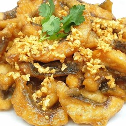 ข้าวปลานิลทอดกระเทียม (หั่นชิ้น)